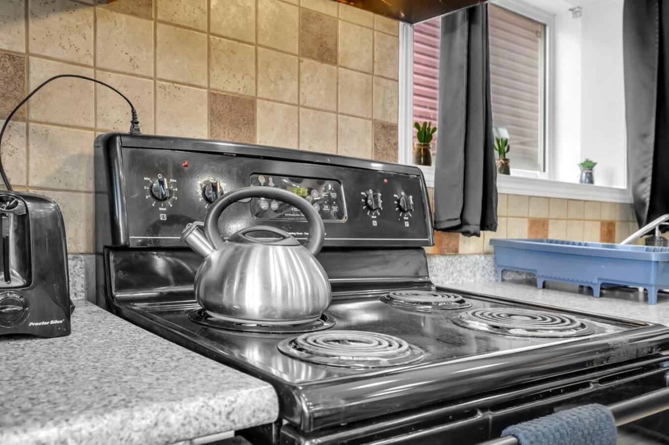 52-3 Bed Suite On Lake Central Ac By Airport Calgary Luaran gambar
